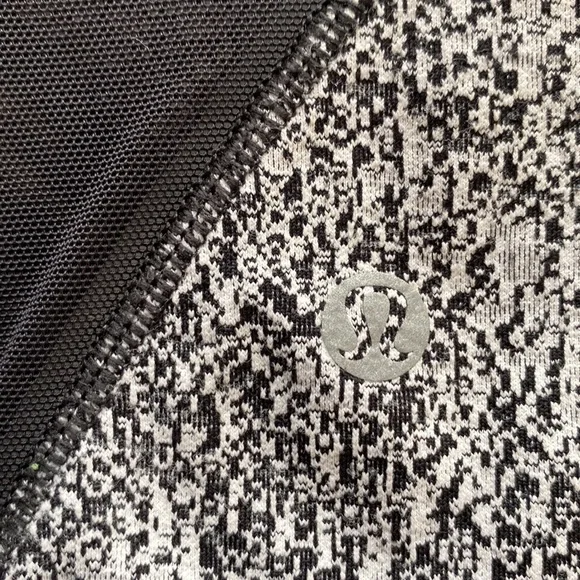 ✨Lululemon Athletica Outrun Tight Sz 4✨ - Picture 8 of 10